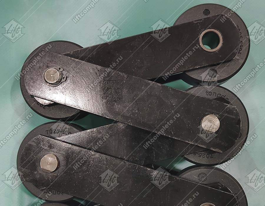 Цепь ступеней эскалатора, KONE, 13KV-C, шаг - 133,33 мм, палец - 77x12,8/12,5 мм, пластины - 35x4/35x4 мм, ролик - 75x23,5 мм, 105 kN, стыковка осью (комплект на 10 ступеней)